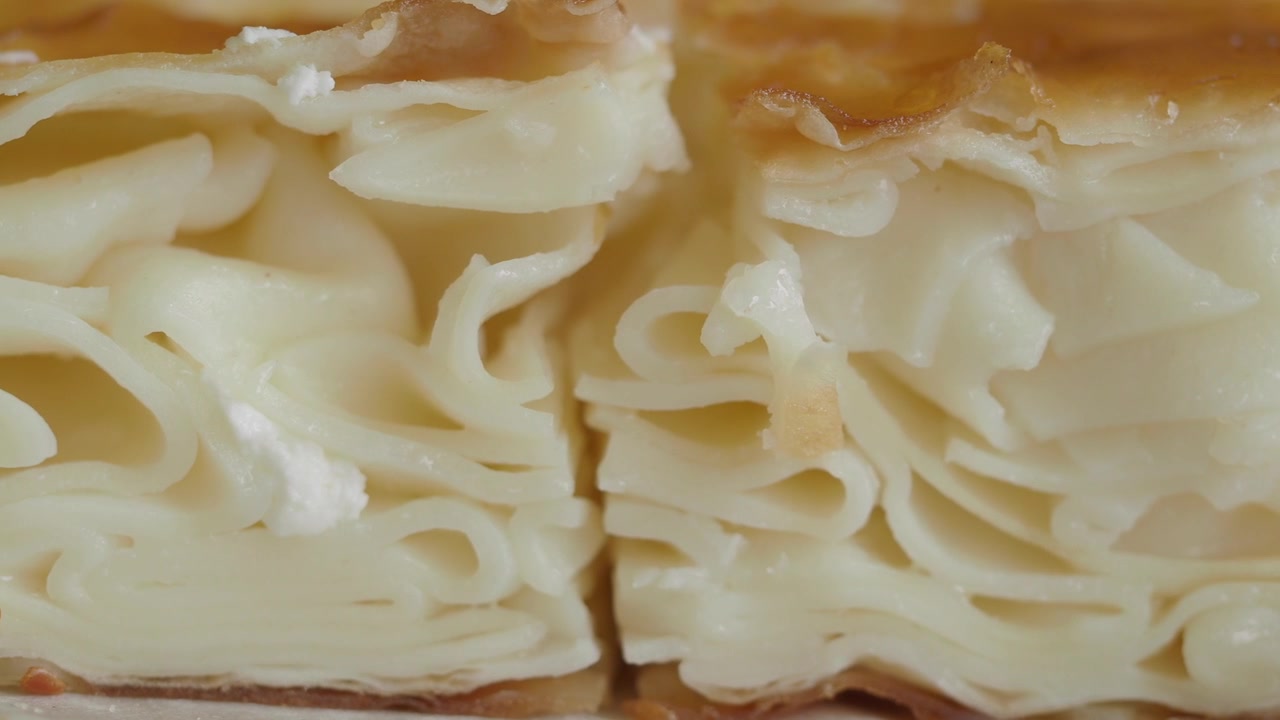 Primo piano di strati di pasta Su Böreği tradizionale turca