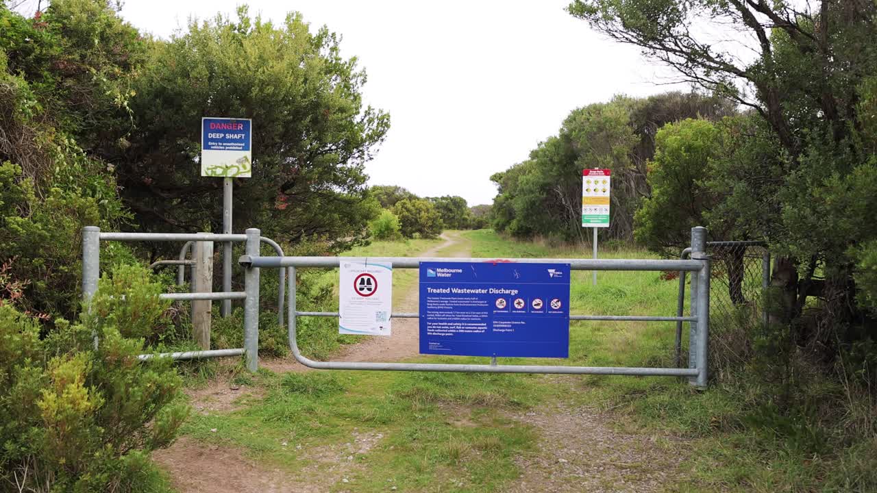 폐수 배출 및 안전에 대한 표지판이있는 경로