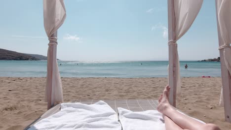 Hombre-Relajándose-En-Una-Cama-De-Playa-En-Un-Hermoso-Día-Soleado