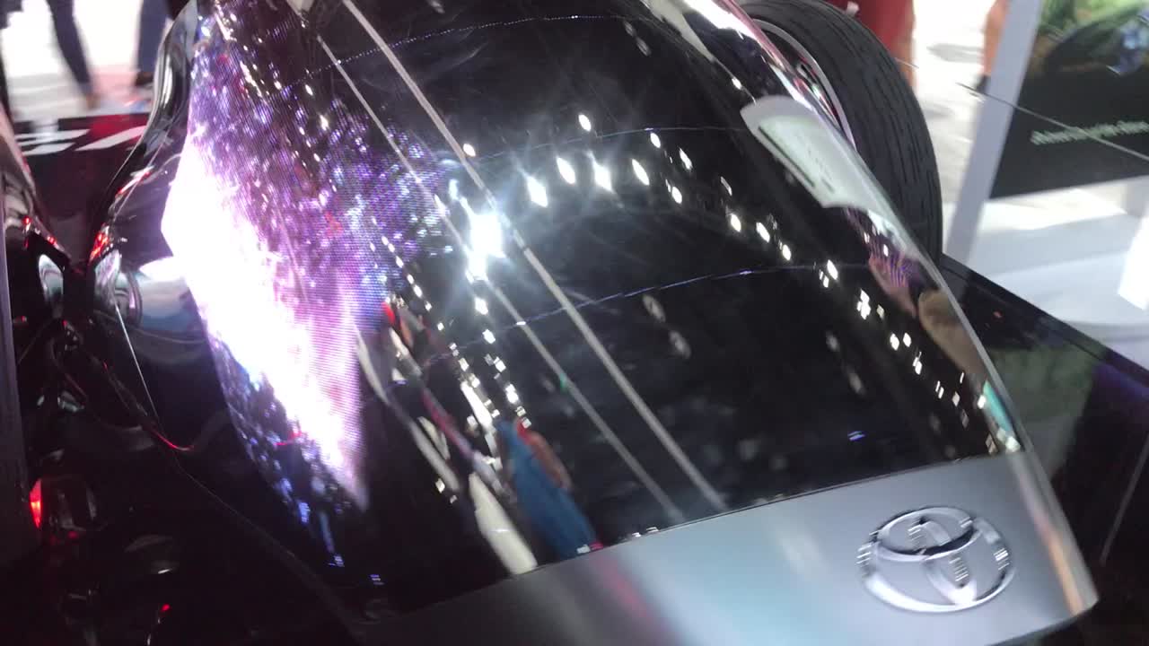 camión toyota estacionado en la ciudad