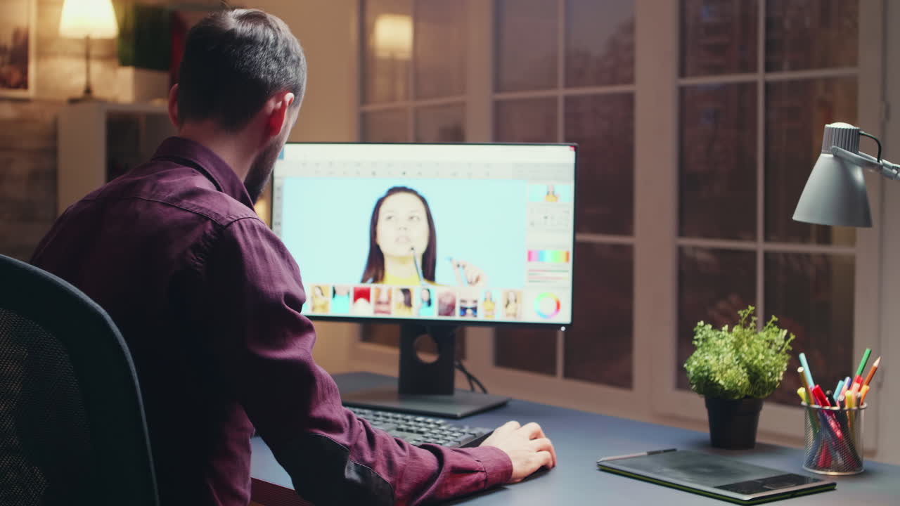 fotógrafo profesional caucásico que trabaja en una aplicación de edición de fotos