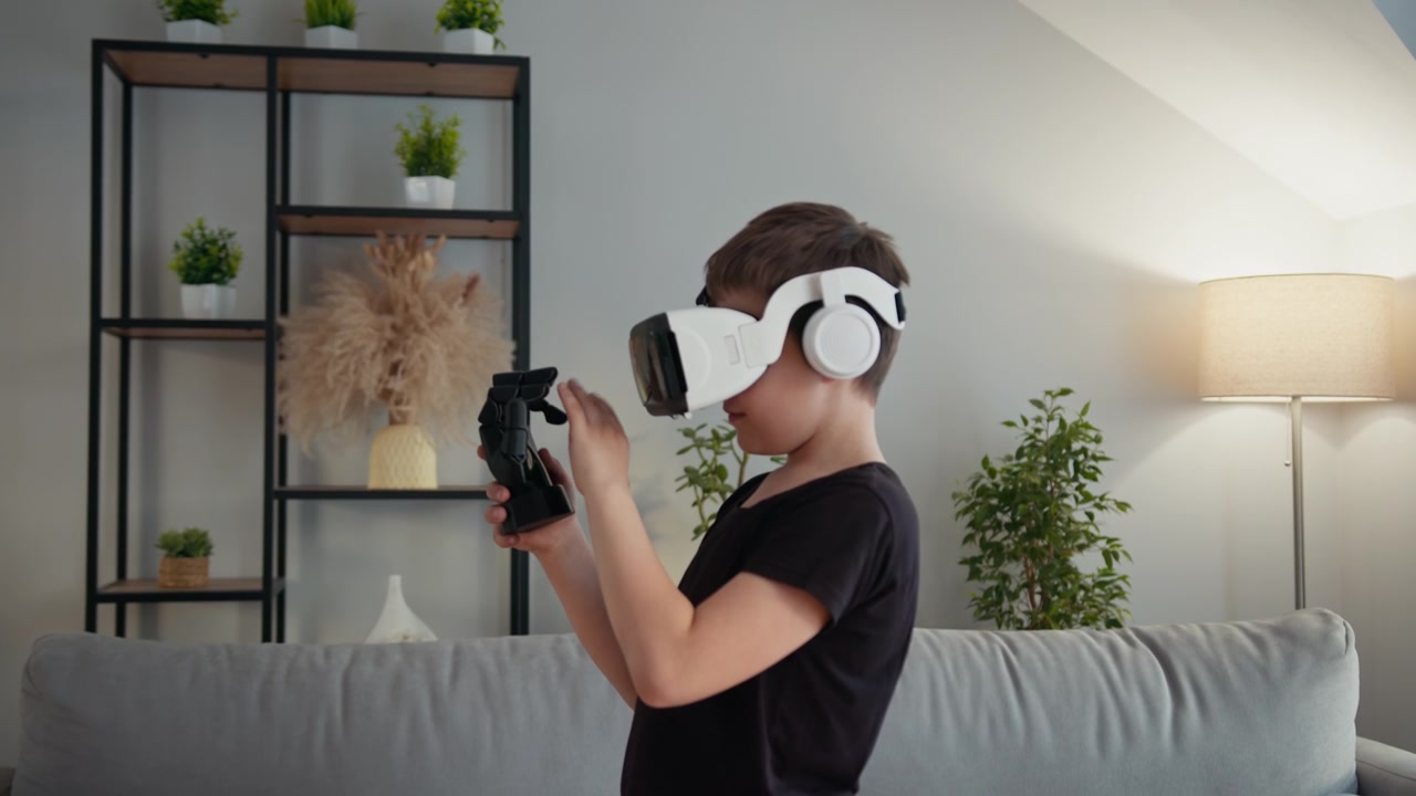 Niño pequeño usando gafas de realidad virtual y sosteniendo un mando, inmerso en un mundo digital en casa.