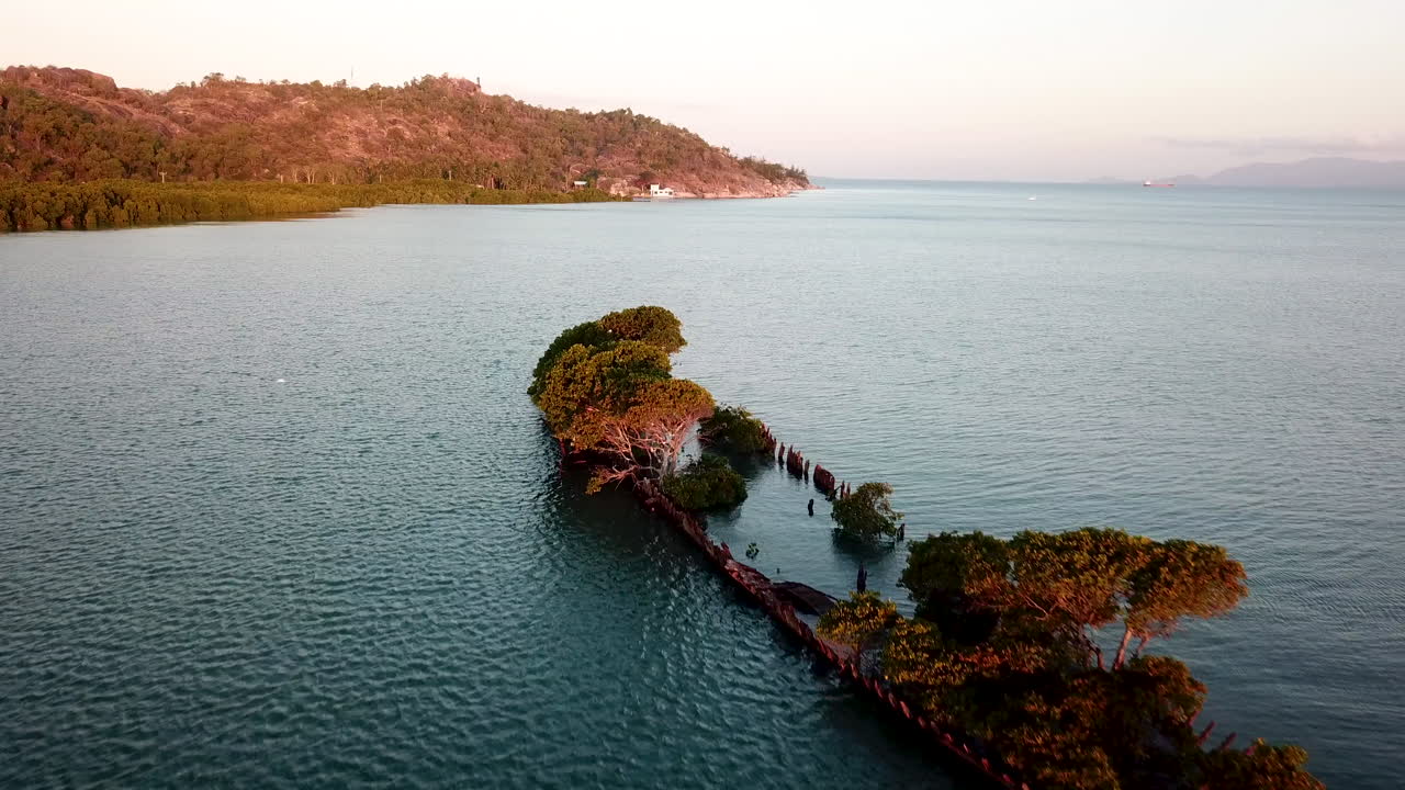 imágenes aéreas sobrevolando el naufragio del ss adelaide al atardecer en la isla magnética en queensland, australia