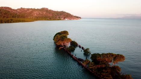 Imágenes-Aéreas-Sobrevolando-El-Naufragio-Del-Ss-Adelaide-Al-Atardecer-En-La-Isla-Magnética-En-Queensland,-Australia