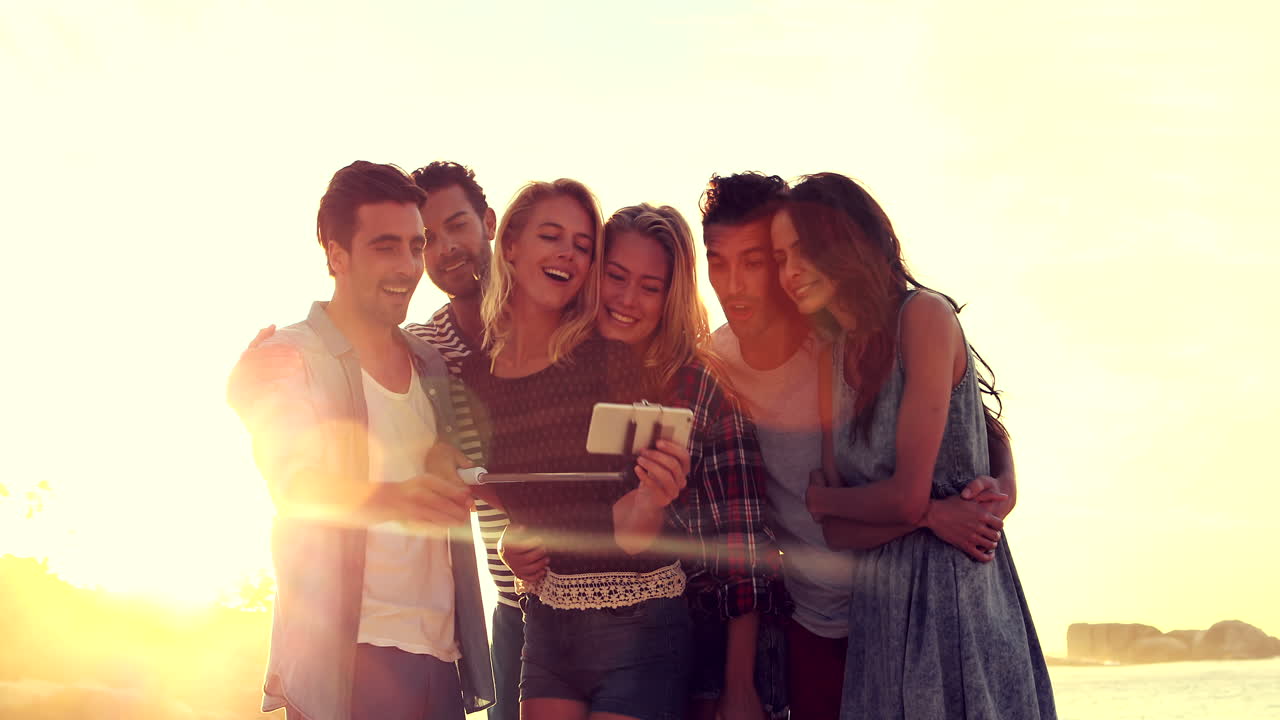 셀카를 찍는 행복한 친구들