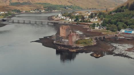 Tiro-De-Drone-Del-Castillo-Medieval-De-Eilean-Donan-Medieval-En-Escocia