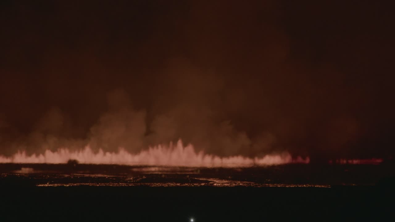 fuego y lava erupcionan del volcán grindavik en el cráter sundhnúkur, islandia, iluminando el cielo nocturno