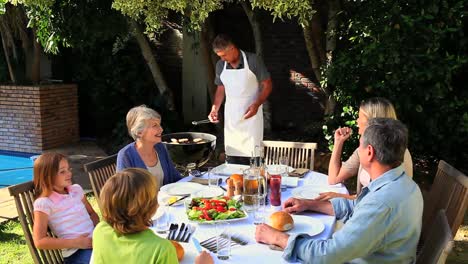 Barbacoa-Familiar-En-El-Jardín