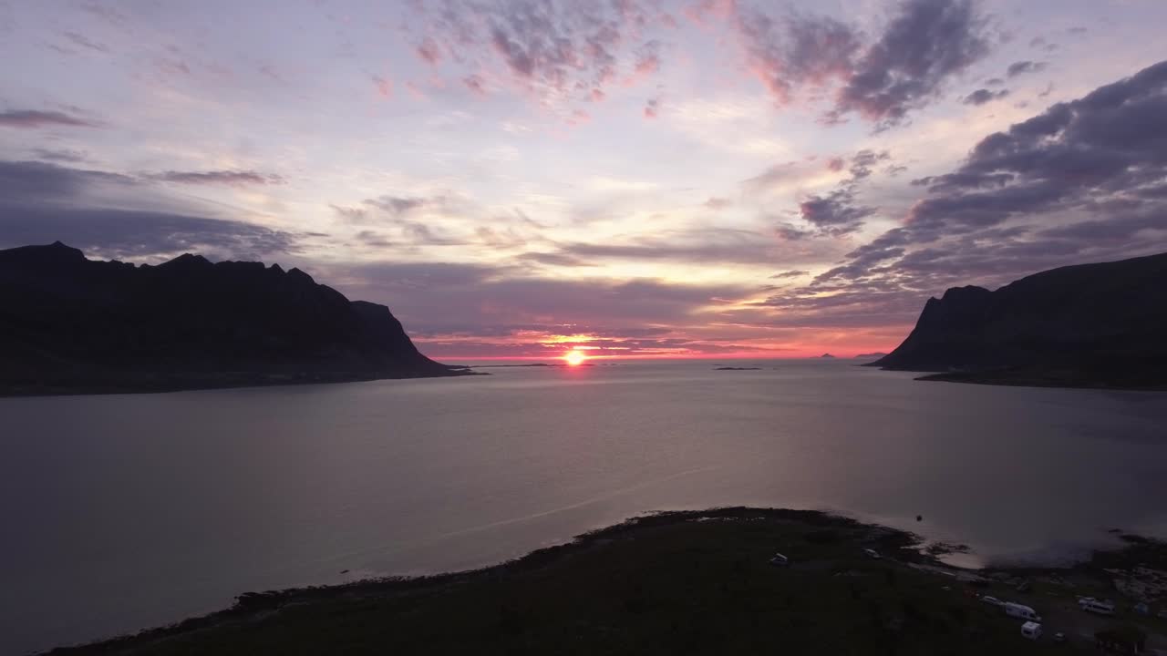 foto aérea de un fiordo al atardecer en lofoten, noruega