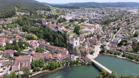 Dron-En-Círculos-Distantes-Rodó-Alrededor-De-La-Iglesia-Evangélica-Y-El-Castillo-En-Aarburg,-Suiza