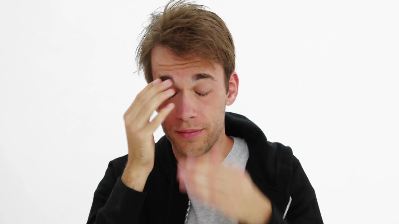 hombre atractivo y desconcertado