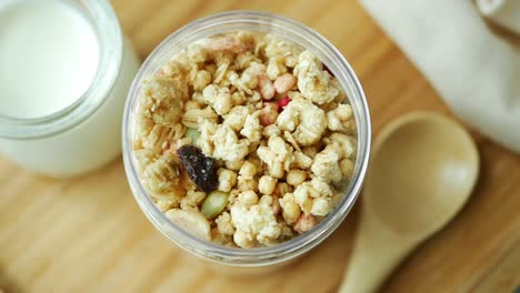 desayuno saludable de granola con leche