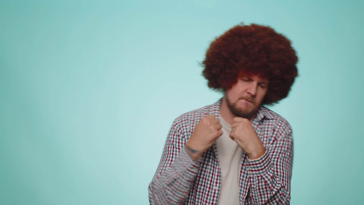 hombre gracioso escuchando música, sonriendo bailando a la fiesta disco rítmicamente moviendo las manos, divirtiéndose