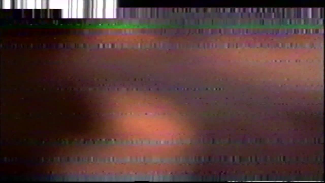 아날로그 vhs 추상 디지털 애니메이션. 오래된 tv. 오류 오류 비디오 손상. 신호 소음. 시스템 오류. 독특한 디자인. 나쁜 신호. 디지털 tv 소음 박이는. 신호가 없습니다. 빨간 배경