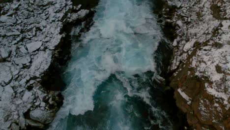 Pequeña-Cascada-En-El-Río-Antes-De-Llegar-Al-Famoso-Lugar-Bruarfoss-En-Islandia