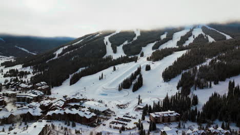 capa de nubes nebulosas invierno nevado temprano en la mañana amanecer avión no tripulado aéreo montaña de cobre colorado estación de esquí i70 águila volador ascensor centro pueblo snowboarding medio tubo icon paso épico hacia atrás