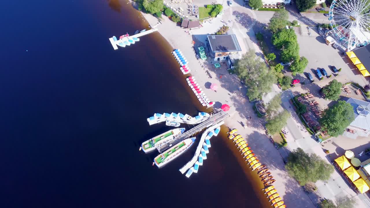 Vista aerea del lago con barche e costa