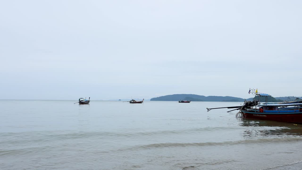 태국의 조용한 바다에서 보트와 울창한 풍경
