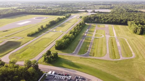 Vista-Aérea-Del-Campo-De-Pruebas-Automotrices-De-Bosch-En-Roca-Plana,-Michigan-En-Un-Día-Soleado