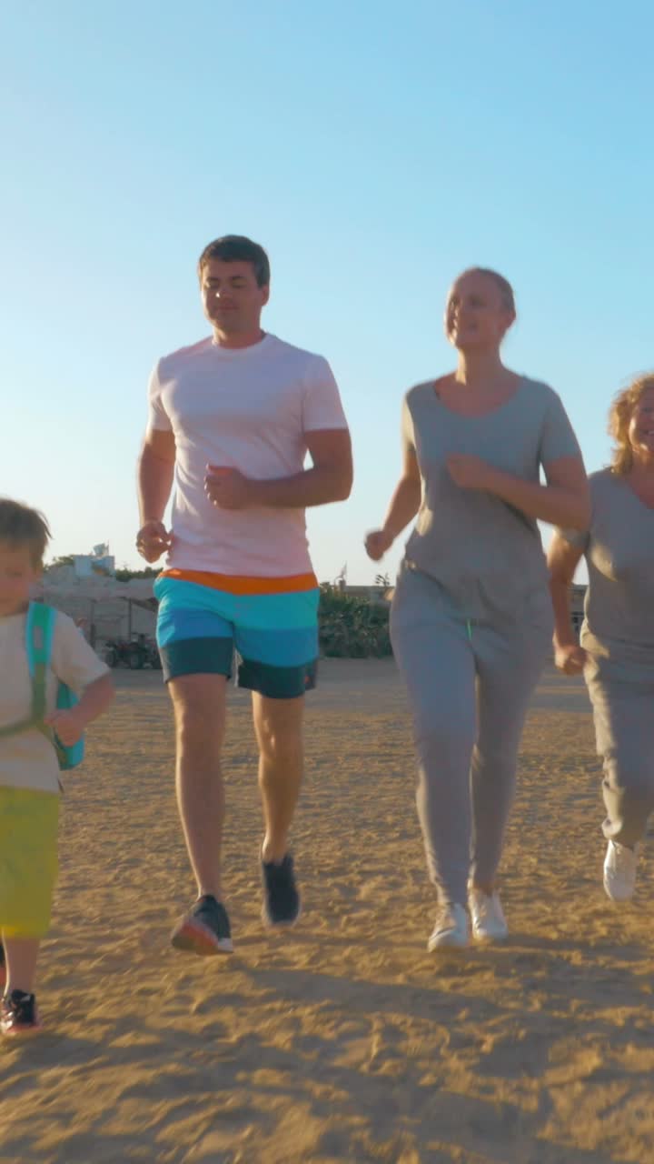 familia corriendo en la playa