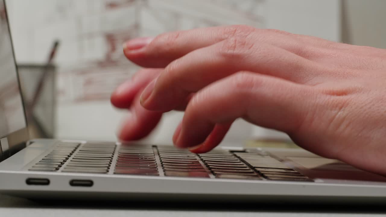 persona escribiendo en una computadora portátil