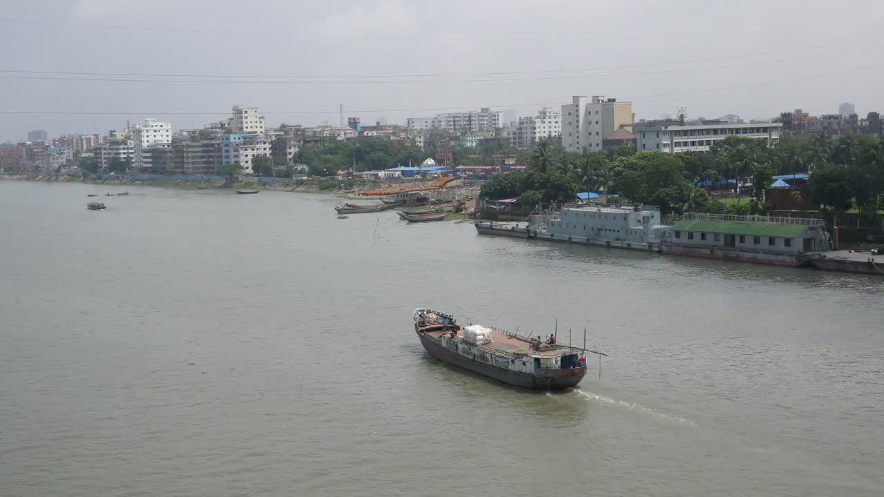 방글라데시 의 도시 풍경 과 배 들 이 있는 강 장면