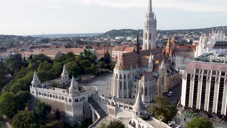 Panorámica-De-Drones-Hacia-La-Iglesia-De-Matías-Y-El-Bastión-De-Los-Pescadores,-La-Colina-Del-Castillo,-Budapest