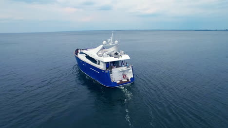 yate de lujo vista trasera. viaje en barco de negocios. viaje en barco caro.