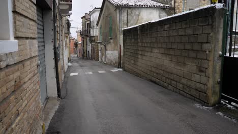 vista das ruas estreitas de guardiagrele no inverno, abruzzo, itália