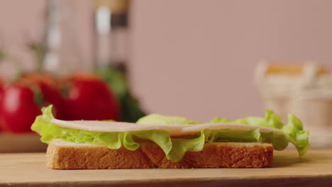haciendo un sándwich de jamón y queso
