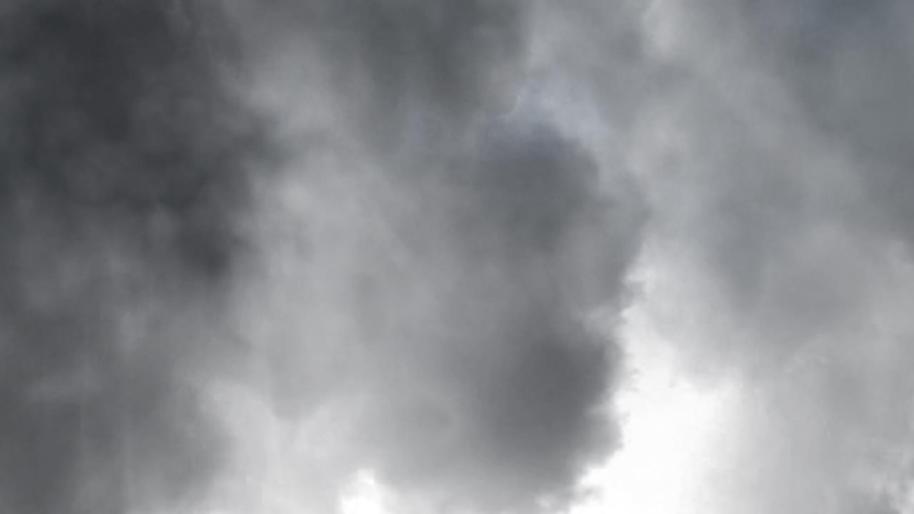 하늘 에 번개 와 어두운 구름 이 있는 천둥 폭풍