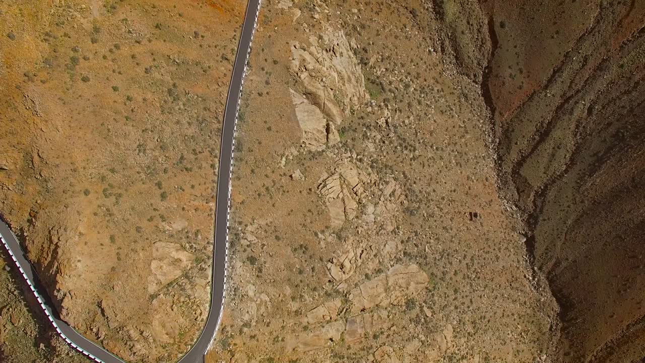 vista aérea de la sinuosa carretera de montaña entre dos pueblos de fuerteventura.