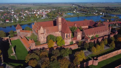 Vídeo-Aéreo-De-Drones-4k-Del-Hermoso-Castillo-De-Ladrillo-Rojo-De-Malbork,-Polonia,-Cerca-De-Gdansk