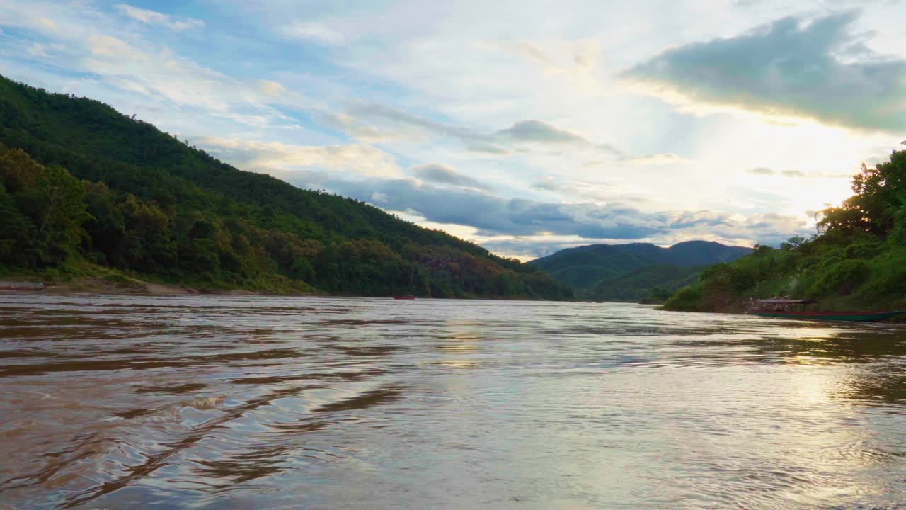 해가 지는 시간 동안의 평온함, 강변, 언덕과 산의 배경