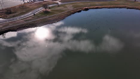 Reflejos-De-Agua-Aérea-En-El-Lago-Decker-En-El-Valle-Del-Oeste-De-Utah