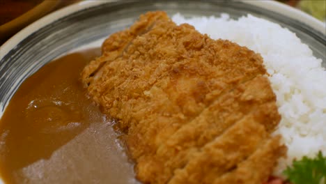 Pov-4k-Video-Von-Schweinekotelett-Mit-Curry-Im-Japanischen-Stil,-Hausgemachtes-Japanisches-Essen