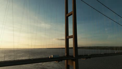 Humber-Bridge-Leuchtet-In-Der-Dämmerung,-Autos-Bilden-Einen-Leuchtenden-Weg