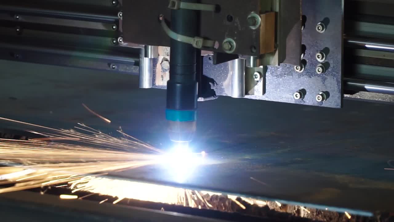 proceso de corte de metales con cortador por plasma o láser