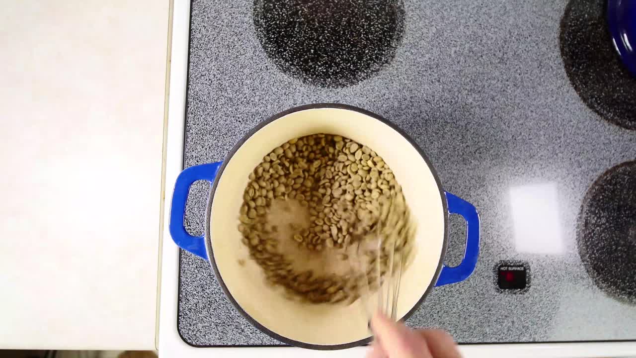 주철 냄비에 집에서 녹색 커피 콩 로스팅