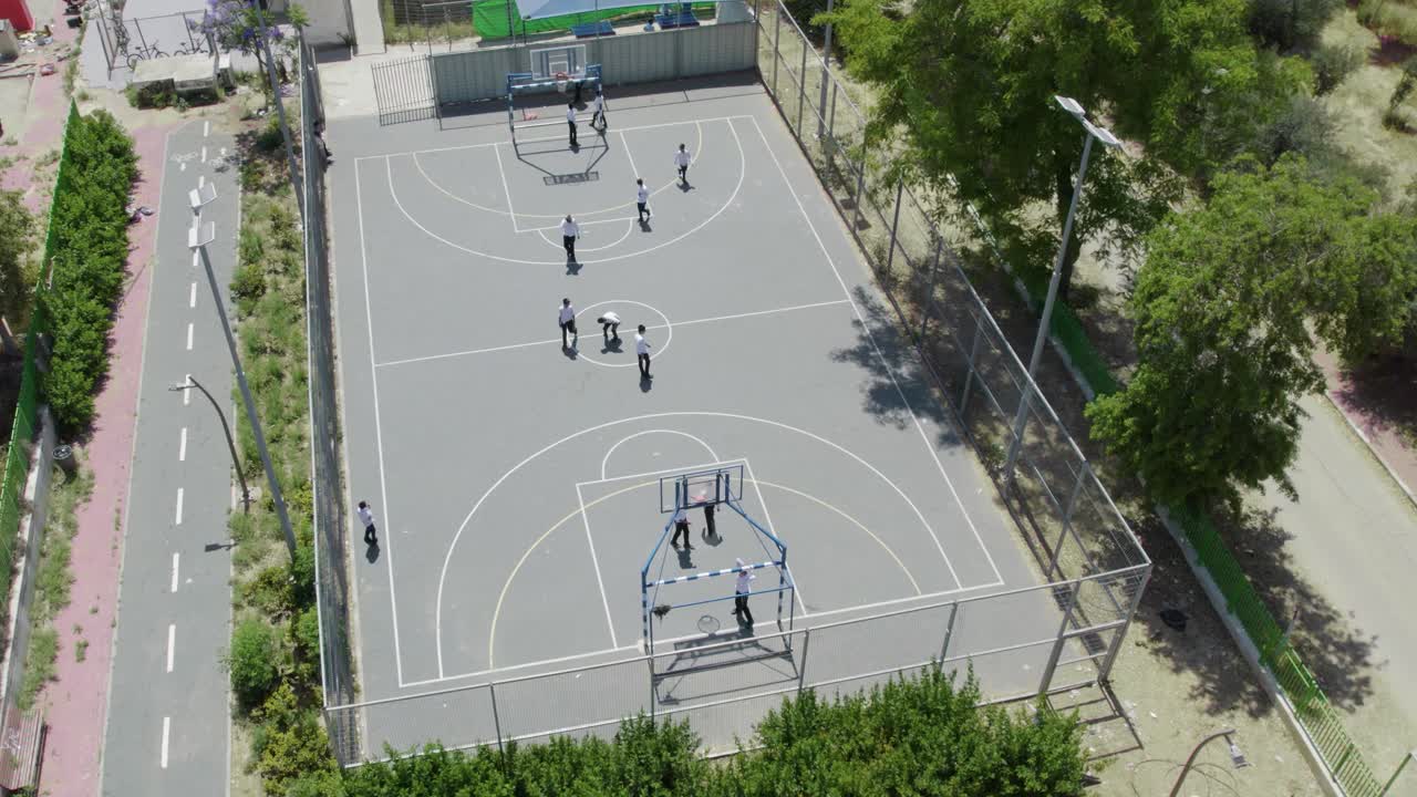 Filmagem aérea de drone com inclinação do Brit Kehuna BasketBall Yard em Netivot.