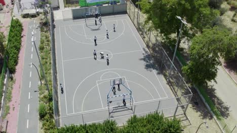 Toma-Aérea-De-Drones-Inclinados-Del-Patio-De-Baloncesto-Brit-Kehuna-En-Netivot