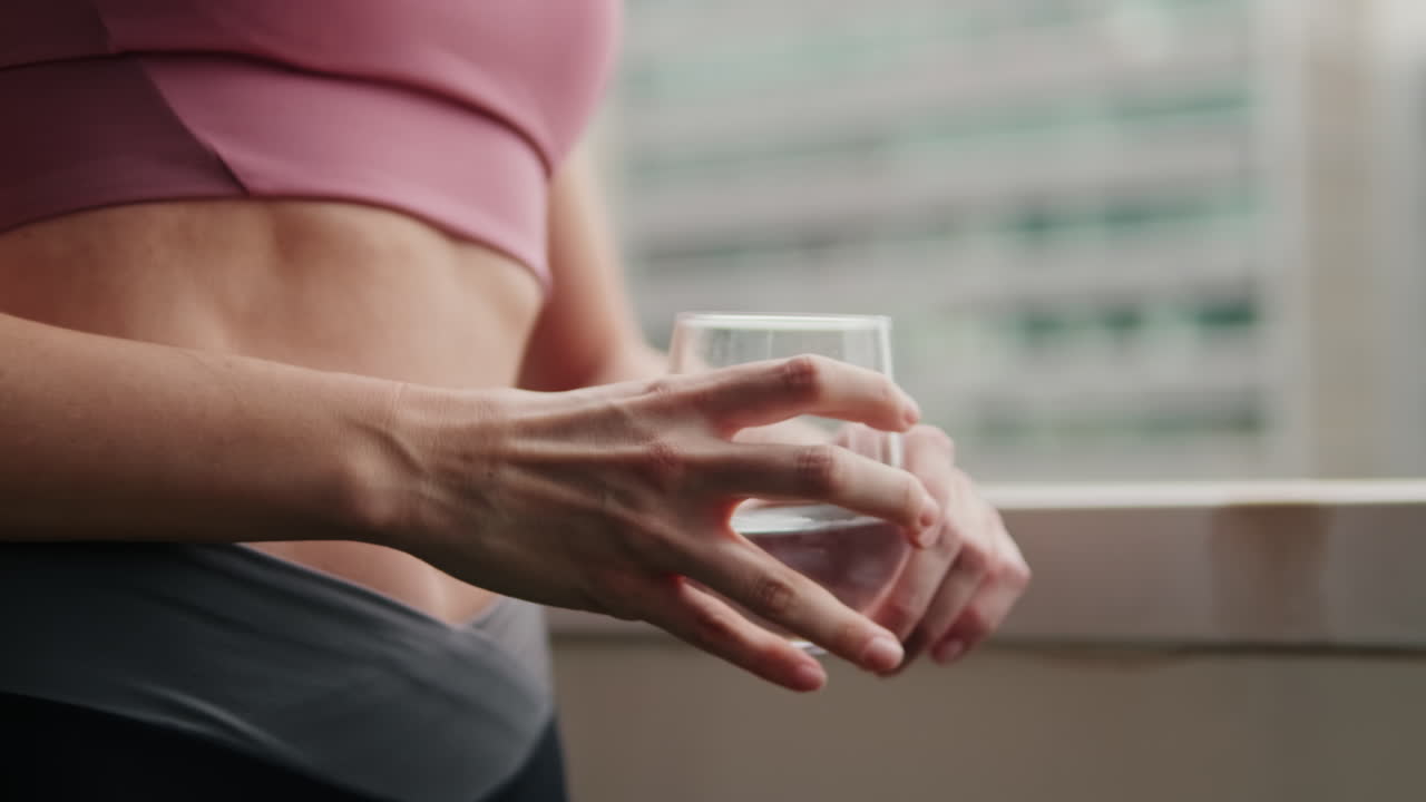 Donna che si idrata dopo l'allenamento fitness