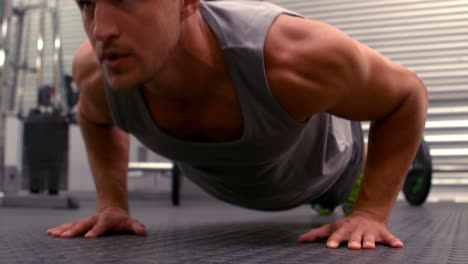 hombre en forma haciendo push up