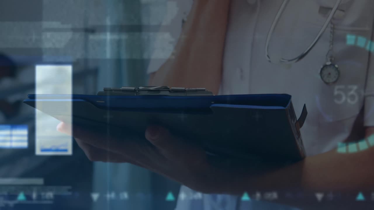 animación de gráficos financieros y datos sobre las manos de un médico caucásico haciendo notas