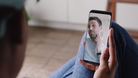 Mujer-Joven-Teniendo-Video-Chat-Usando-Un-Teléfono-Inteligente-En-Casa-Charlando-Con-Su-Novio-Mostrando-Peinado-Compartiendo-Estilo-De-Vida-Disfrutando-De-Una-Relación-De-Larga-Distancia