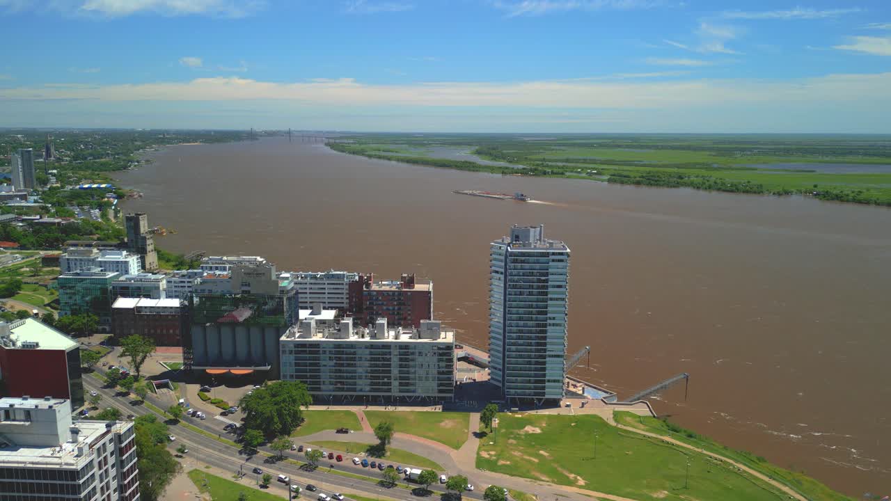 Sponde del fiume Paraná, Rosario, Argentina, provincia di Santa Fe. Immagini aeree della città con drone. Vedute del fiume Paraná.