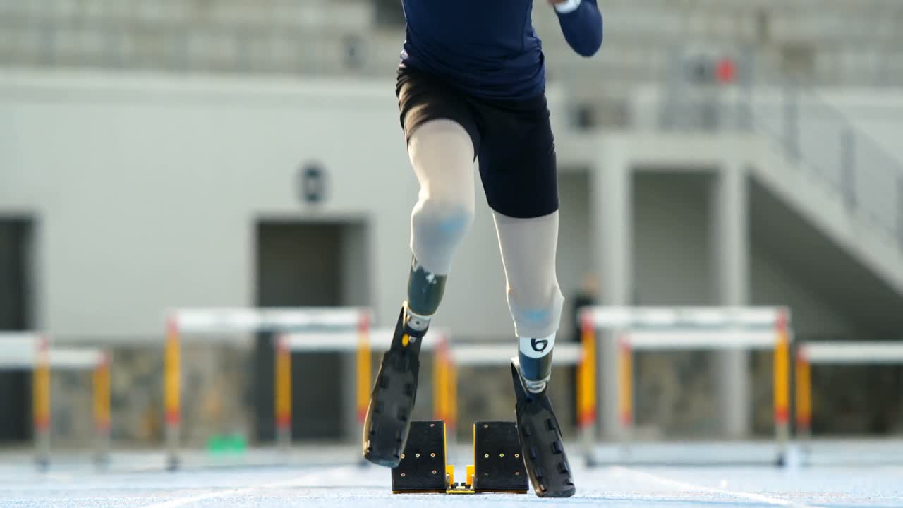 장애인 운동 선수 는 러닝 트랙 에서 4km 를 달린다