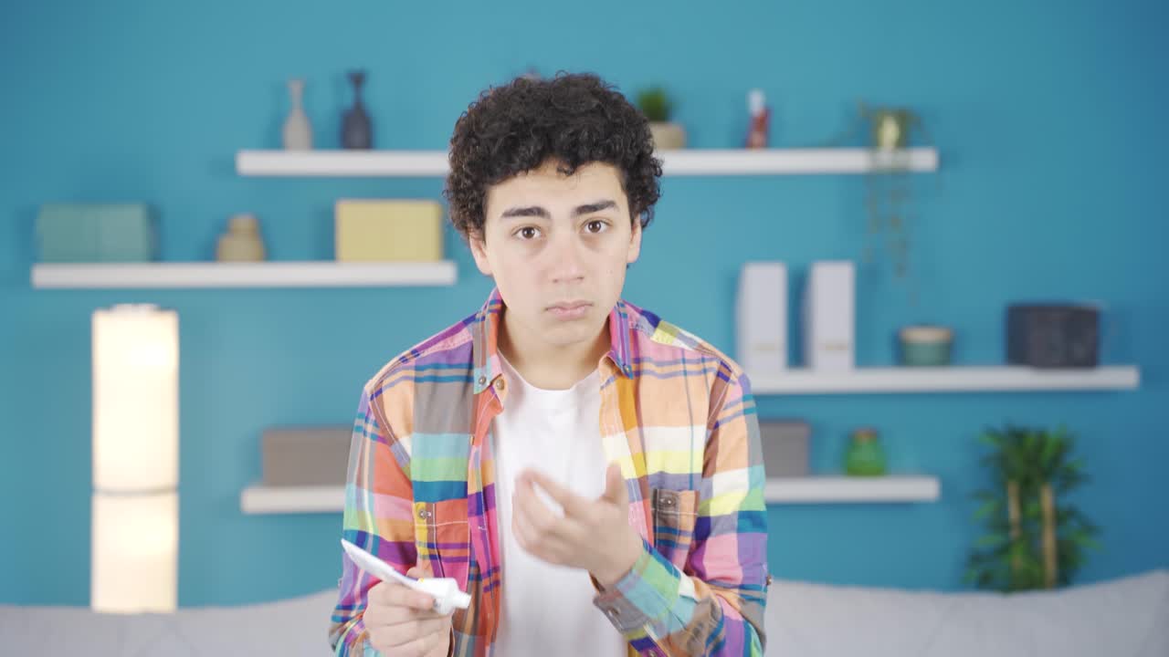 피부에 크림을 바르는 소년.