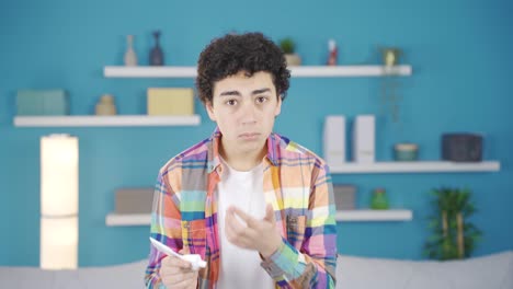 un chico aplicando crema en su piel.