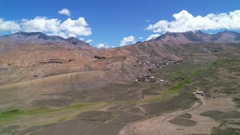 Paisaje-Montañoso-Panorámico-En-Un-Día-Soleado-De-Verano-En-La-Aldea-Langza-India,-Aéreo